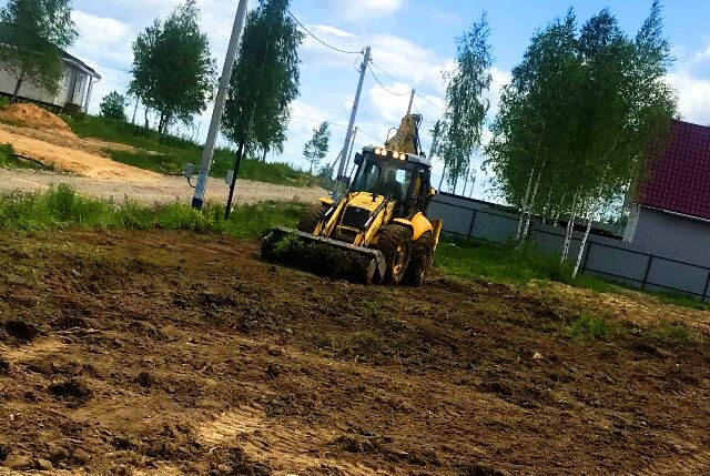 Планировка земельного участка трактором в Москве